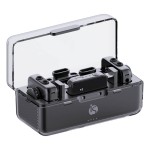 Micrófono de solapa inalámbrico en estuche de carga abierto