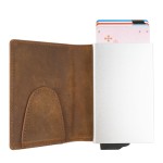 Cartera de piel abierta con tarjetas insertadas.