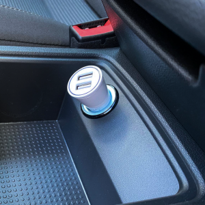 Cargador de Móvil para Coche en contexto de uso