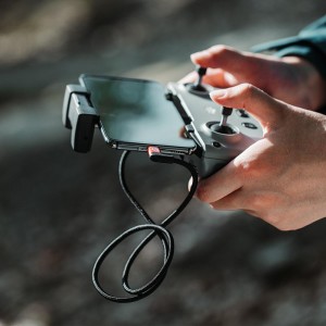 Cable Lightning Type-C conectado a un controlador de dron
