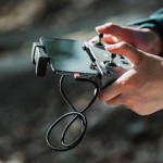 Cabo Type-C Lightning ligado a um comando de drone
