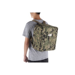 Ejemplo de cómo la Mochila DJI Phantom Serie 4 camufla el verde militar en la espalda de una persona