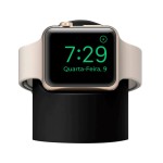 Soporte para Cargador Apple Watch con el Apple Watch en modo reloj.