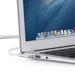 Cargador MacBook MagSafe en uso